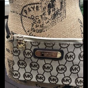MUST HAVE MICHEAL KOR FANNY BAG!!!
